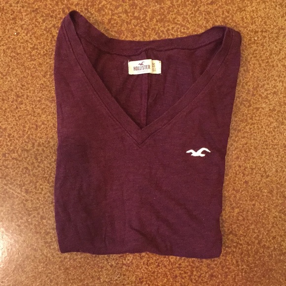 Hollister women’s maroon v-neck shirt! - Picture 2 of 3